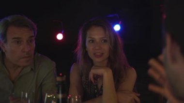 şampanyalı kutlama arkadaş 