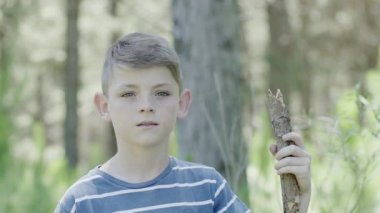 Çocuk ormanda, portre