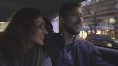 Şehirde Araba sürme Çift