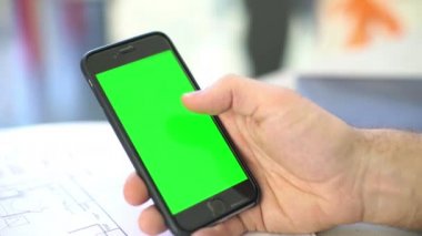 Dokunmatik ekran kullanma adamın elleri Close-Up 