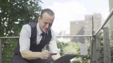 genç yakışıklı işadamı