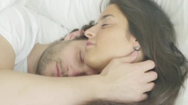 Yatakta uyuyan çift