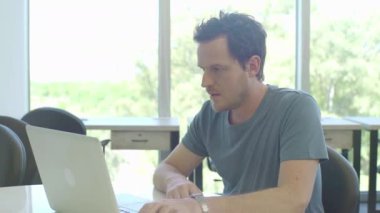 Dizüstü bilgisayar kullanan adam