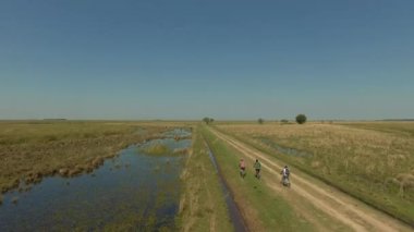  bisikletçiler üzerinde toprak yol, Ibera sulak, Corrientes Eyaleti, Arjantin