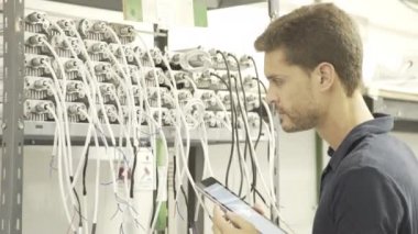 Fabrika üzerinde çalışan mühendis