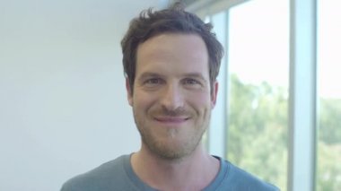 Adam gülerek patlama