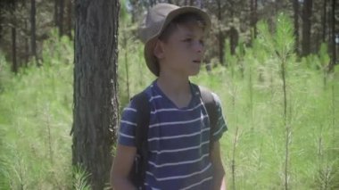 Çocuk ormanda dürbün