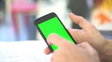 Dokunmatik ekran kullanma adamın elleri Close-Up 