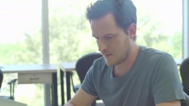 Dizüstü bilgisayar kullanan adam