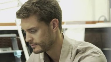 Fabrika üzerinde çalışan mühendis