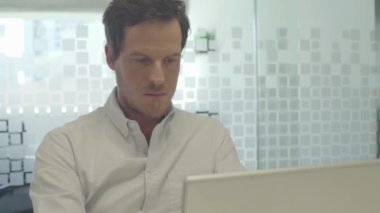 ofiste genç yakışıklı adam