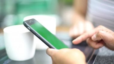 Multimedya smartphone kullanarak kadınlar 