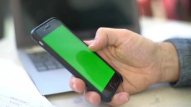 Dokunmatik ekran kullanma adamın elleri Close-Up 