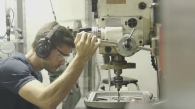 Fabrika üzerinde çalışan mühendis