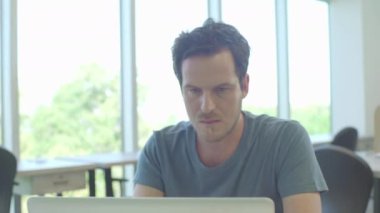 Dizüstü bilgisayar kullanan adam