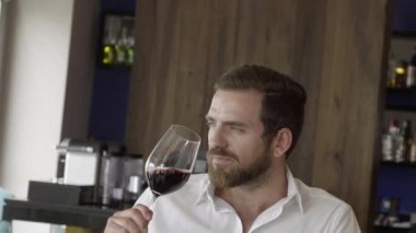  şarap tadımı adam