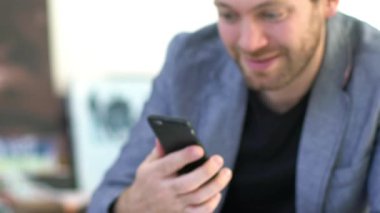 Adam gösteren Multimedya smartphone ekran