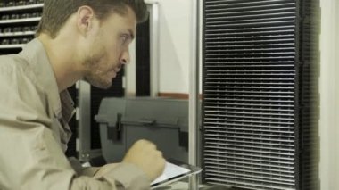 Fabrika üzerinde çalışan mühendis