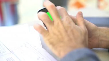 Dokunmatik ekran kullanma adamın elleri Close-Up 