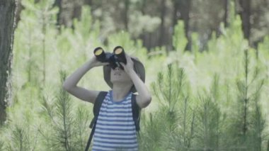 Ormanda dürbün üzerinden baktığımda çocuk