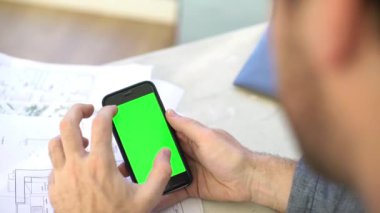 Akıllı telefon kullanan adam 