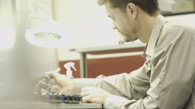 Fabrika üzerinde çalışan mühendis