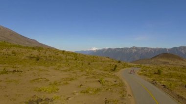  bisikletçiler ve Osorno, Los Lagos bölgesi, Şili yakınındaki bir yol boyunca seyahat bir araç