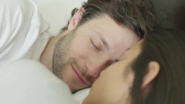 Yatakta uyuyan çift