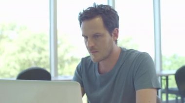 Dizüstü bilgisayar kullanan adam