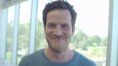 Adam gülerek patlama