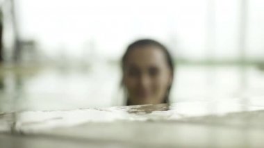 Havuzda dinlenen genç kadın