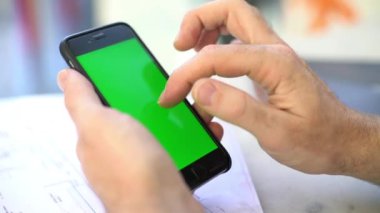 Akıllı telefon kullanan adam 