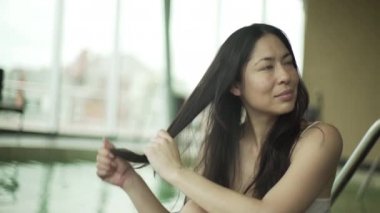 Kaplıca salonundaki kadın.