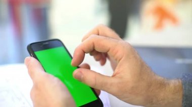 Akıllı telefon kullanan adam 