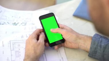 Akıllı telefon kullanan adam 
