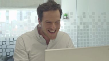 ofiste genç yakışıklı adam