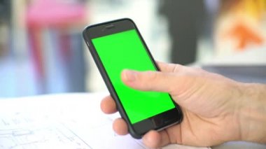 Dokunmatik ekran kullanma adamın elleri Close-Up 