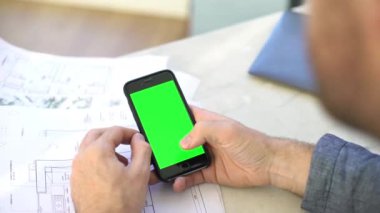 Akıllı telefon kullanan adam 