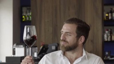  şarap tadımı adam