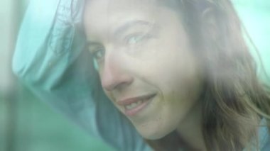 Pencereden bakan kadın 