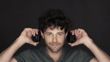 Kulaklıklar koyarak ve müzik adamı
