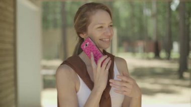 Olgun bir kadın cep telefonuyla konuşuyor.