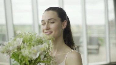 Genç kadın taze çiçek kokulu 