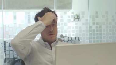 ofiste genç yakışıklı adam