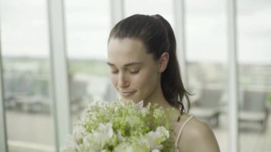 Genç kadın taze çiçek kokulu 