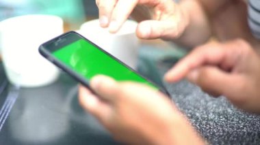 Multimedya smartphone kullanarak kadınlar 