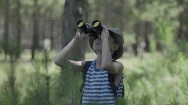 Ormanda dürbün üzerinden baktığımda çocuk