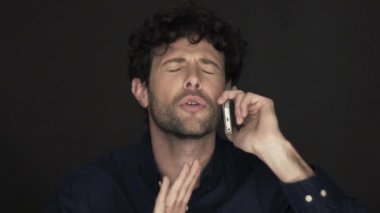 Adam stresli telefon sahip yavaş çekim 