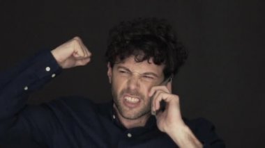 Cep telefonuna bağıran kızgın adam