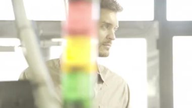 Fabrika üzerinde çalışan mühendis